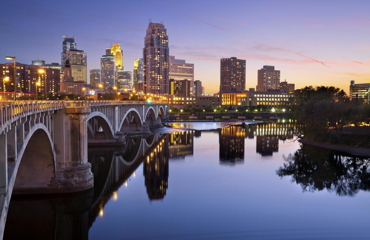 Photo of th stone arch bridge and downtown Minneapolis, Minnesota